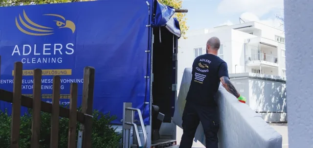 Mitarbeiter belädt den Transporter von Adlers Cleaning bei einer Entrümpelung